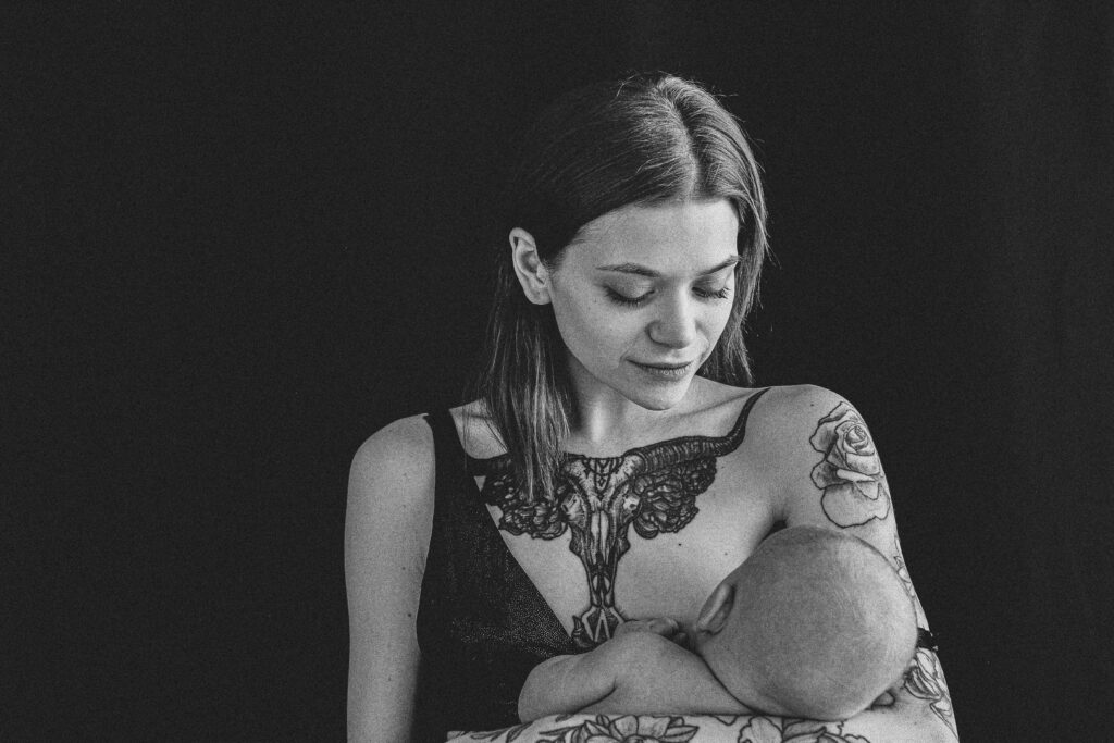 Moeder geeft haar baby borstvoeding